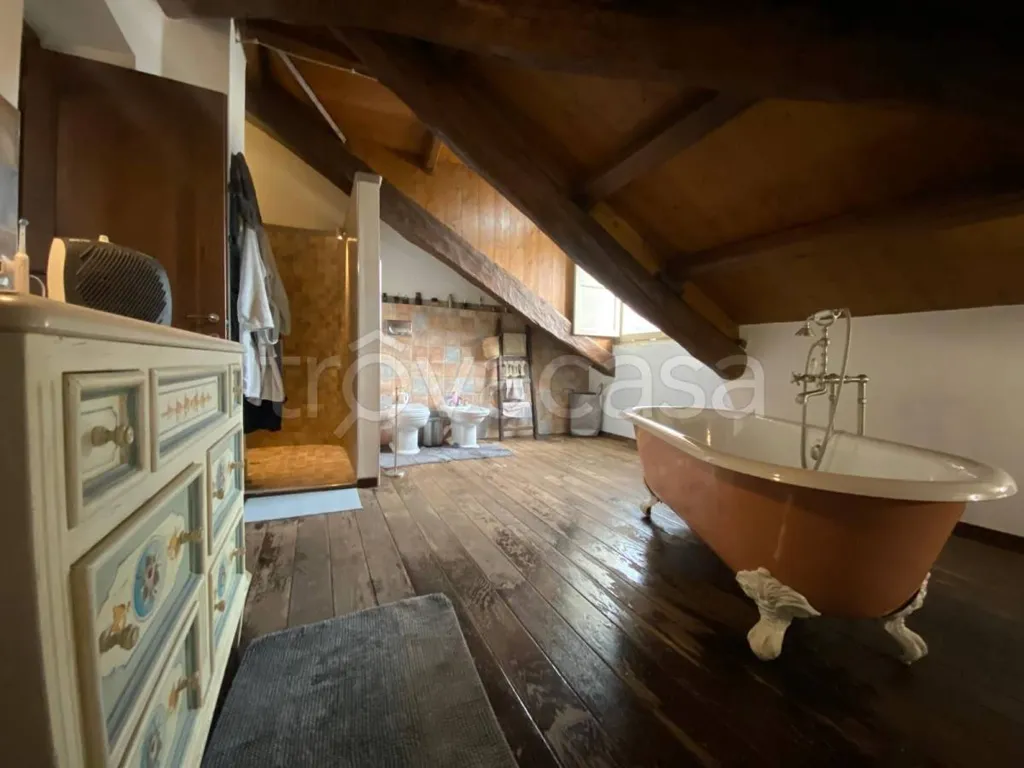 Bathrooms - Rustic Villa-Style Apartment with Garden in Moncalieri