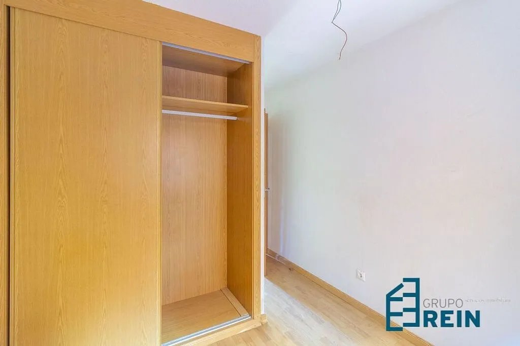 Rooms - 3-Bedroom Apartment with Garage in Recas