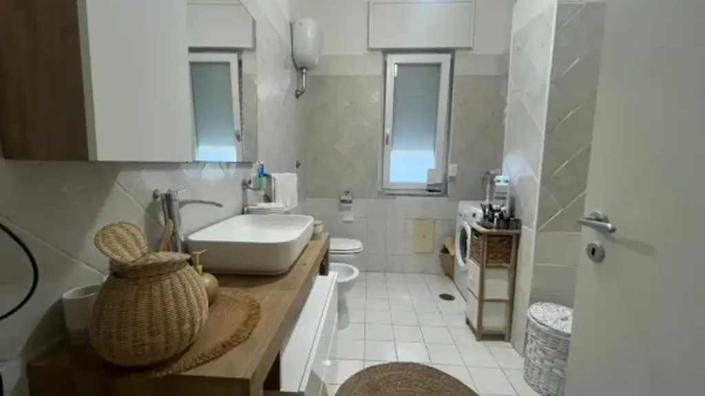 Salles de bain - Three-Bedroom Apartment with Balcony in Giugliano
