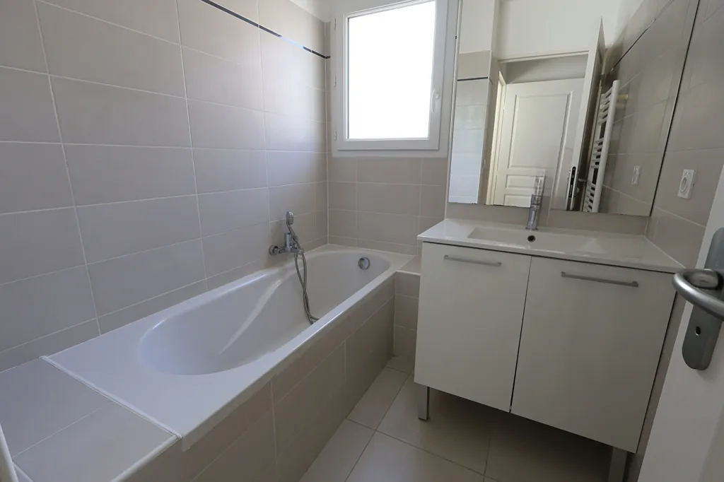 Bathrooms - Jumelée Villa with Garden in Speracedes