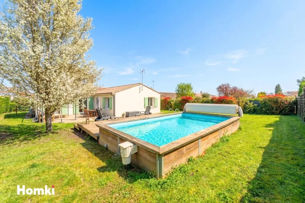 Pool - Family House with Pool in Montussan