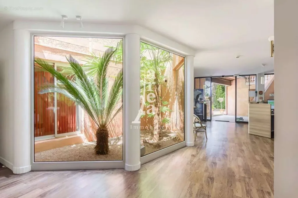 Séjour - Hôtel avec Piscine et Extension Possible à Mougins