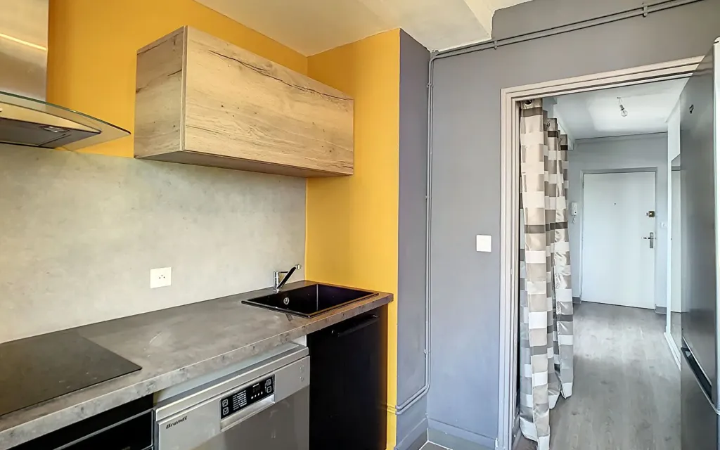 Cuisine - Appartement avec Vue sur Aurillac au 3ème Étage