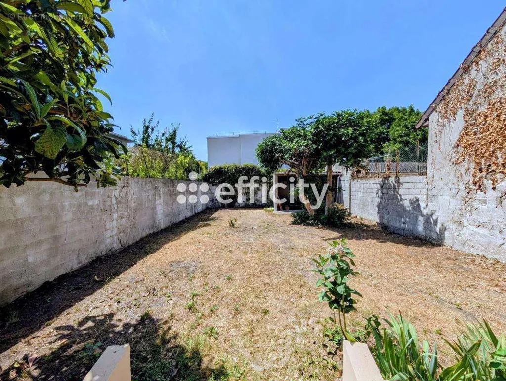Aed - Traversant House with Garden in Saint-Denis