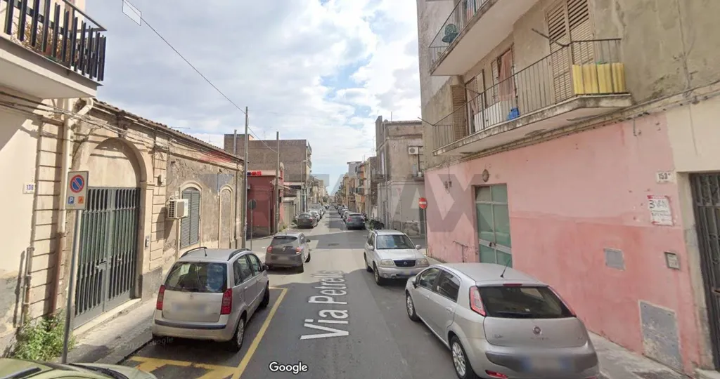 Extérieur - Garage with Multiple Access Points in Catania