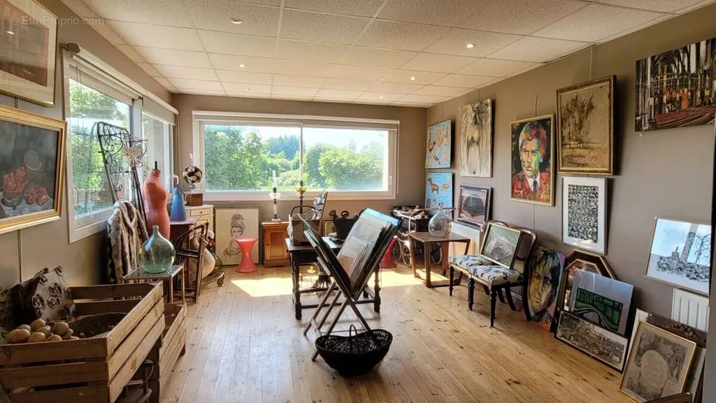 Kabinet - House with Commercial Space in Saint-Agrève