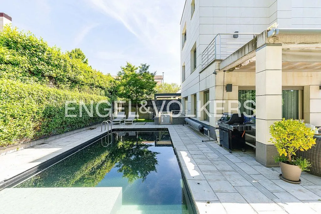 Chalet with Pool and Terrace in Aravaca