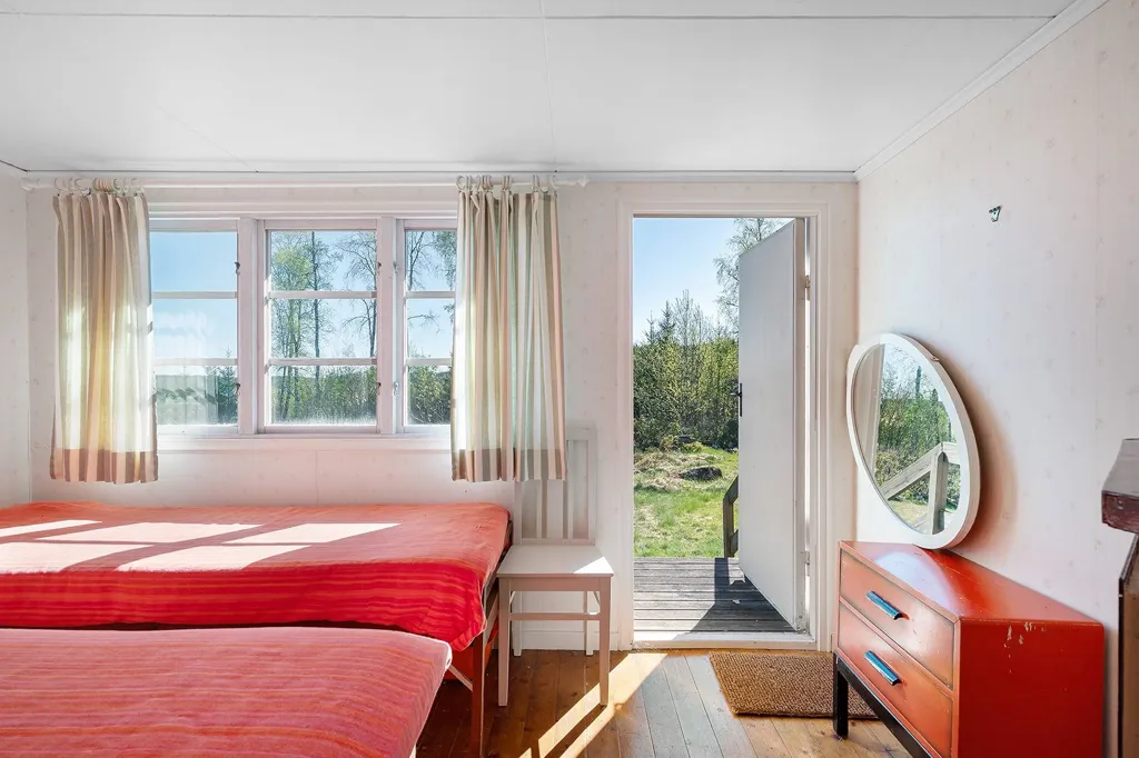 Magamistoad - Traditional Cottage by Lake in Hillared