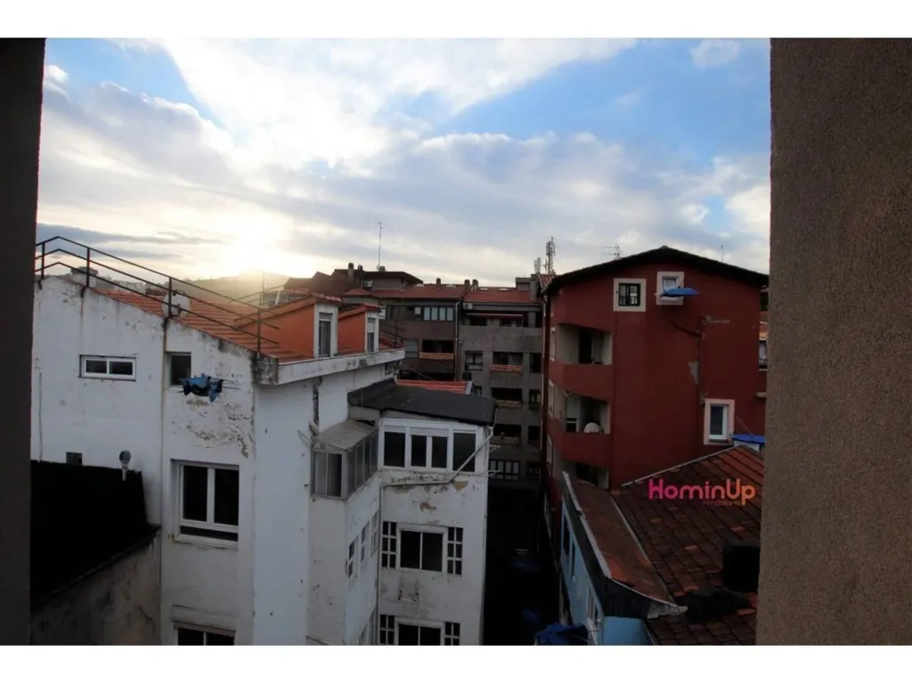 Rõdu - Three-Bedroom Apartment with High Ceilings in Bilbao