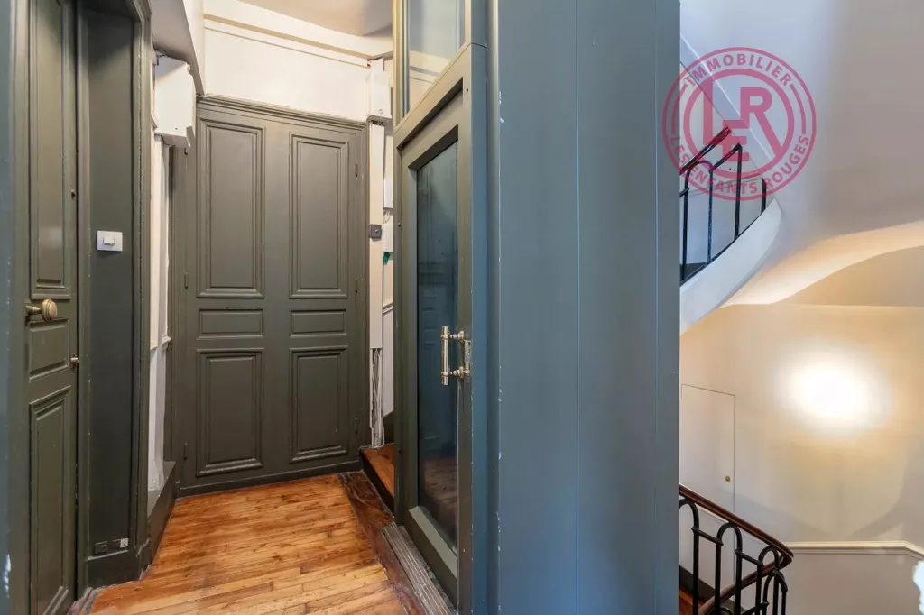Entrée - Studio avec Hauteur sous Plafond et Ascenseur à Paris 3