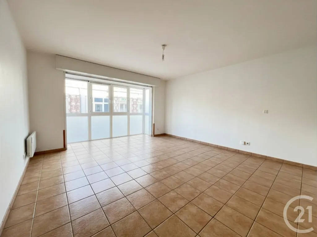 Toad - 2-Bedroom Flat with Private Parking in Chartres