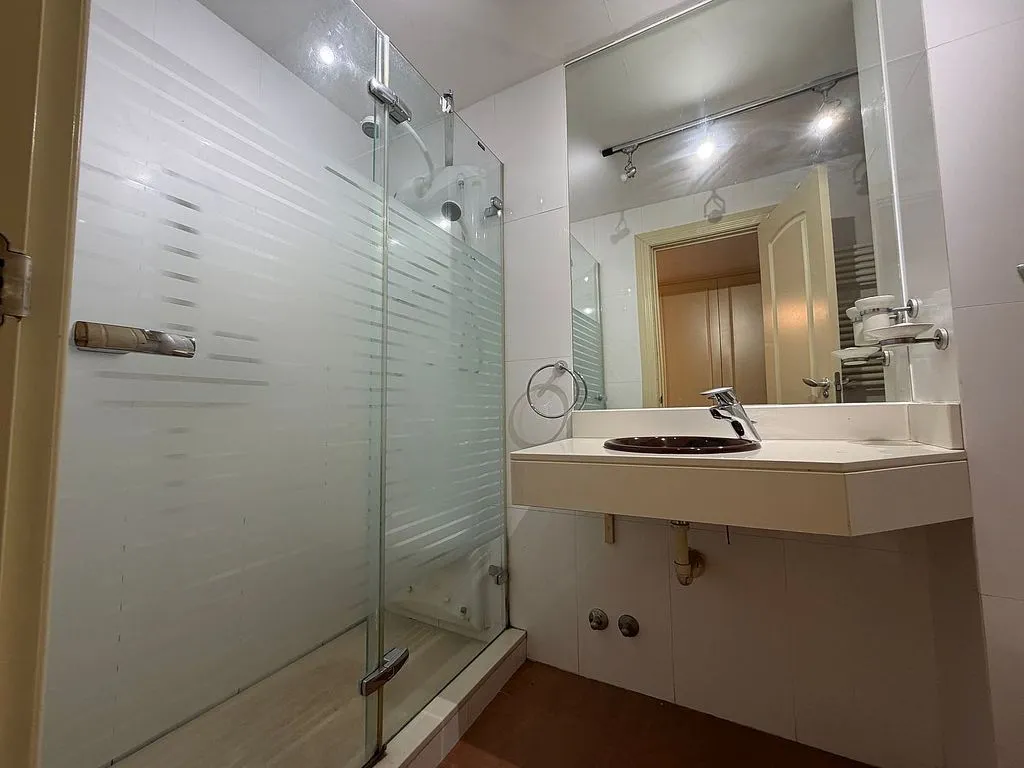Vannitoad - Ample Apartment with Balcony in Cortes - Huertas