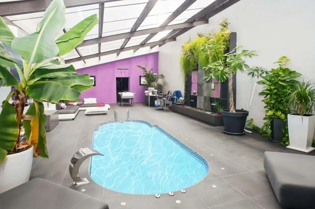 Piscina - Luxury Loft with Pool in Pringy