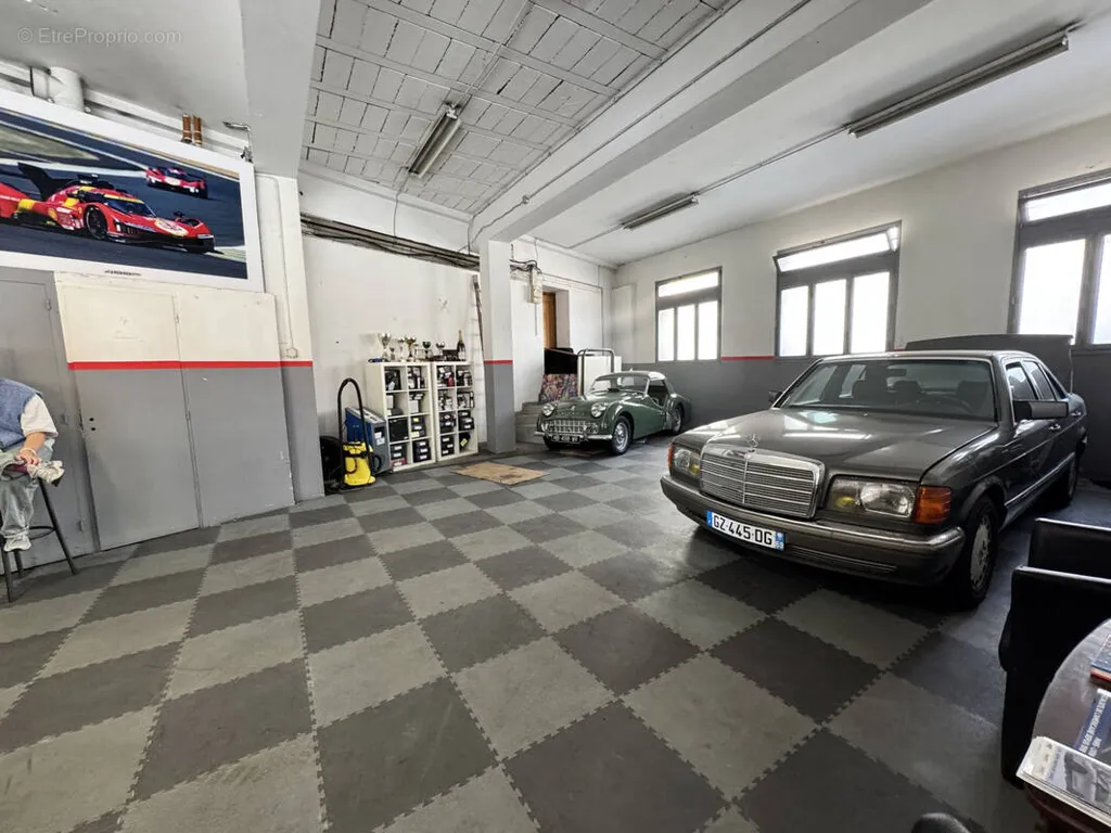 Garage - Commercial Premises with Parking in Investment Area