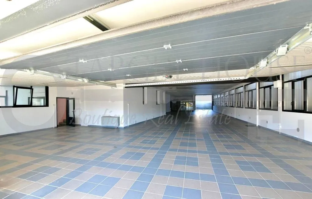 Garage - Lakefront Villa with Private Garden in Verbania