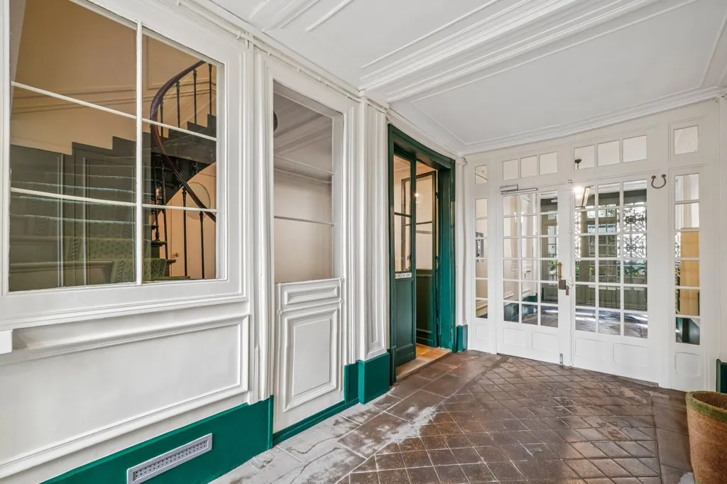 Esik - Modernised Parisian Apartment with Courtyard