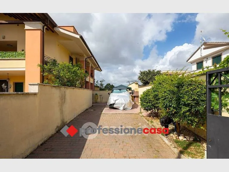 Esterno - Casa indipendente con giardino a Pomezia