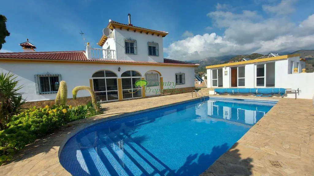 Bassein - Villa with Pool and Mountain Views in Canillas de Aceituno
