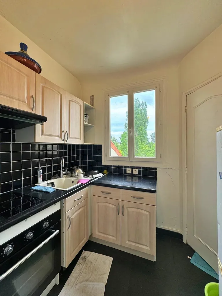 Cuisine - Appartement Rénové avec Vue sur Jardin à Proximité de la Gare RER E