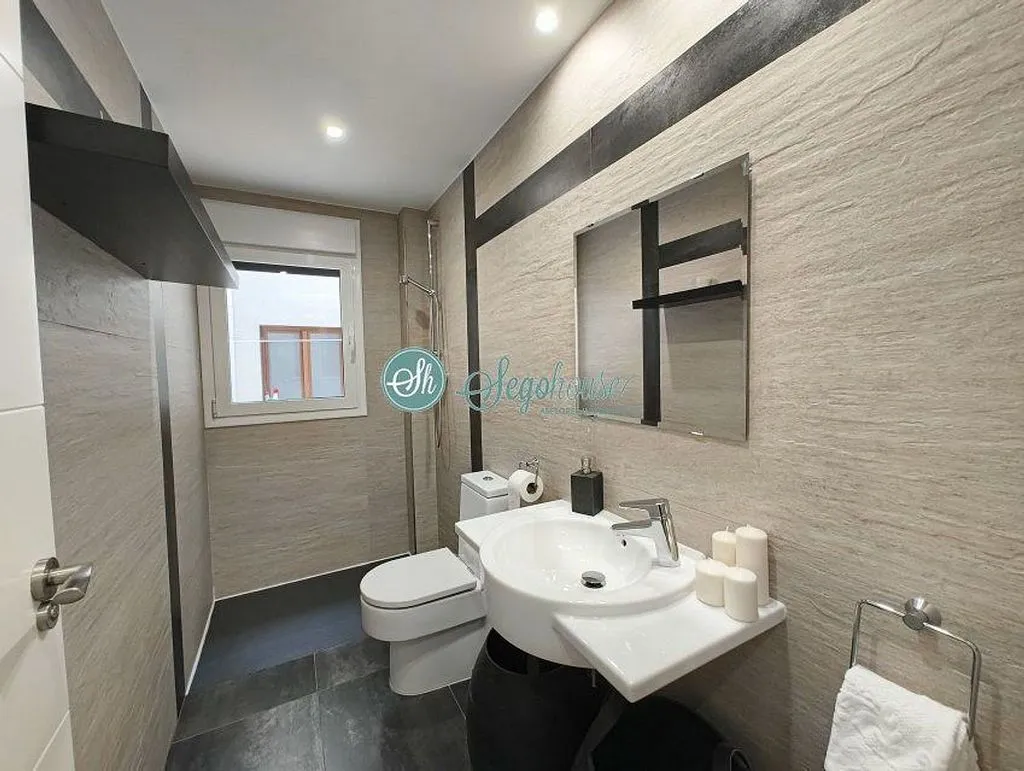 Bathrooms - Modern Flat with Terrace in Ezequiel González