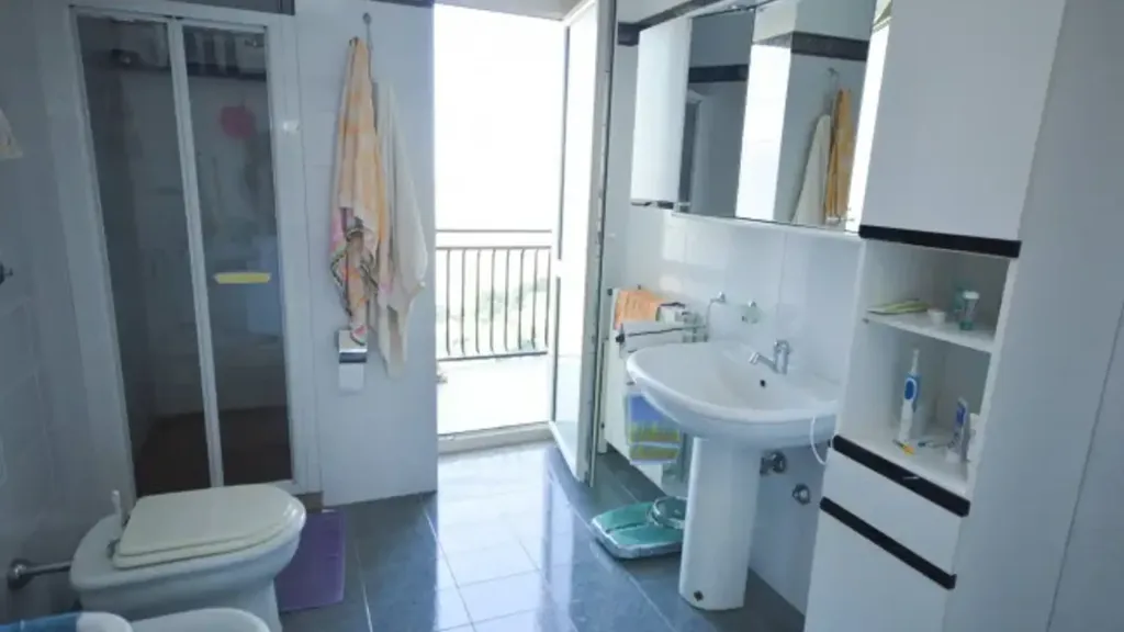 Salles de bain - Panoramic Apartment with Balcony in Corigliano-Rossano
