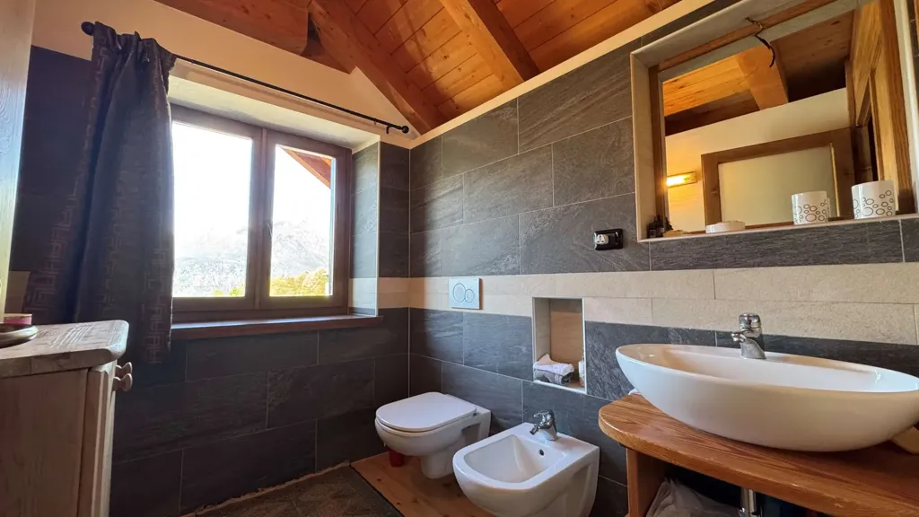 Bathrooms - Rustic House with Mountain View in Varzo