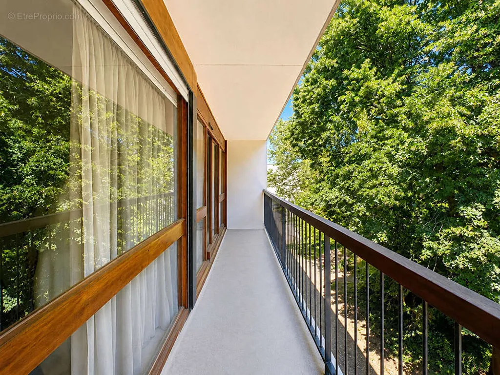 Rõdu - 3-Bed Apartment with Balcony in Montgeron