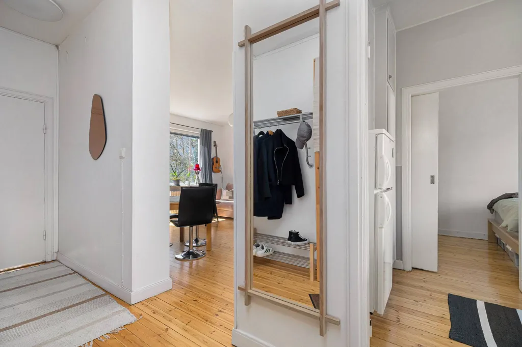 Ingresso - Charming Two-Bedroom Flat with Balcony in Stockholm