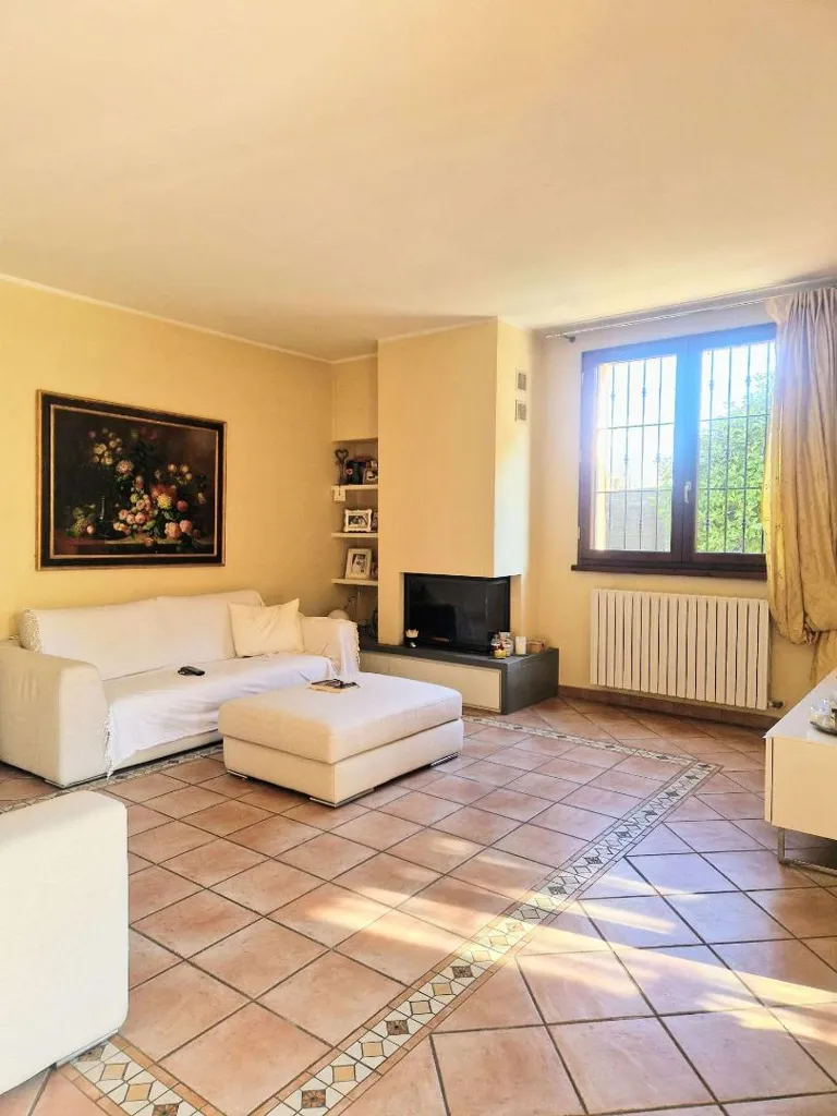 Soggiorno - Corner Semi-Detached Villa with Garden in Rubiera