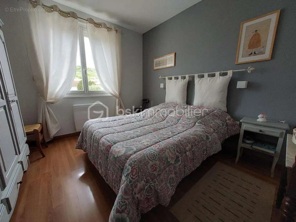 Chambres - Maison Traditionnelle avec Piscine sur Parcelle Arborée à Proximité