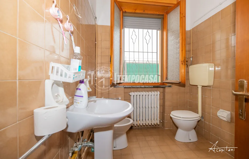 Salles de bain - Ground Floor Apartment with Garage in Limidi