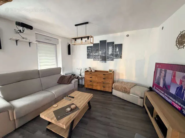 Soggiorno - Mixed-Use Property with Garden in Rohan