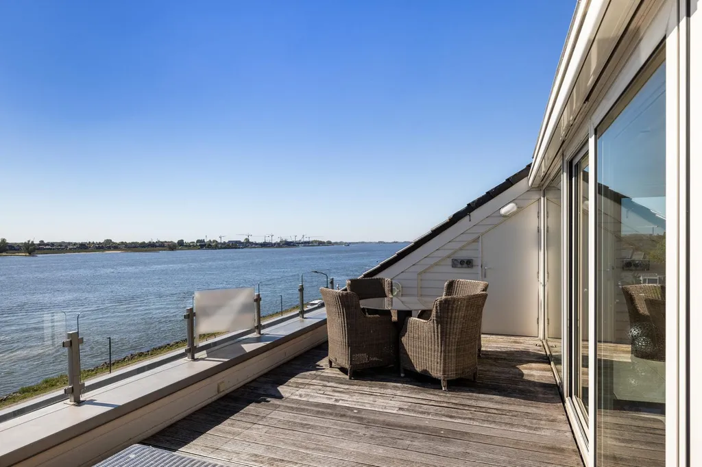 Terrasse - Penthouse with River View in Boven-Hardinxveld