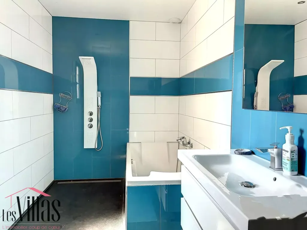 Salles de bain - Villa Contemporaine avec Piscine près de Cér
