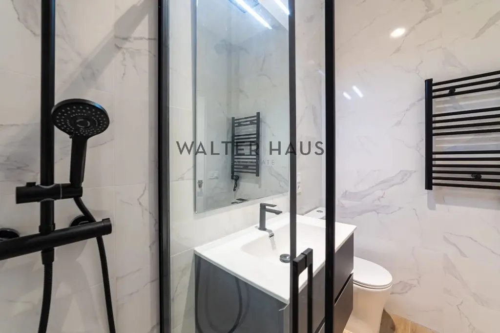 Salles de bain - Modern Apartment with Mountain View in Madrid