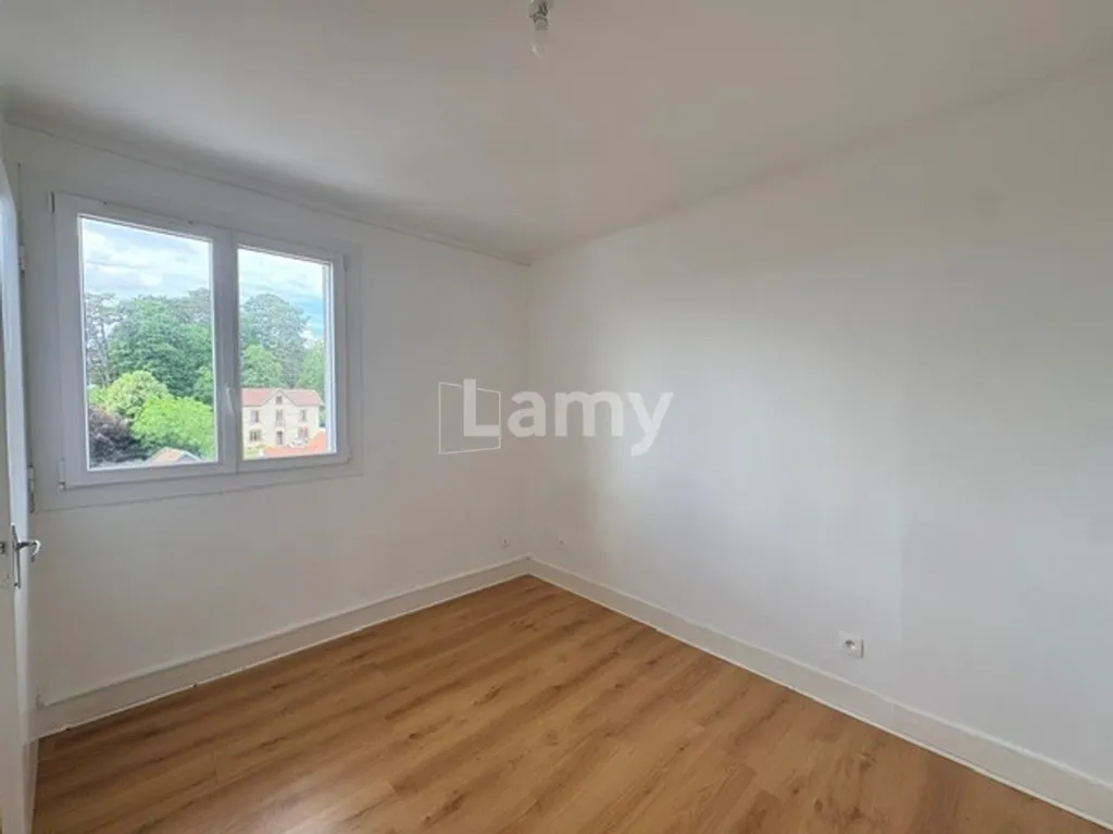 Student-Friendly Flat with Balcony in Montrapon