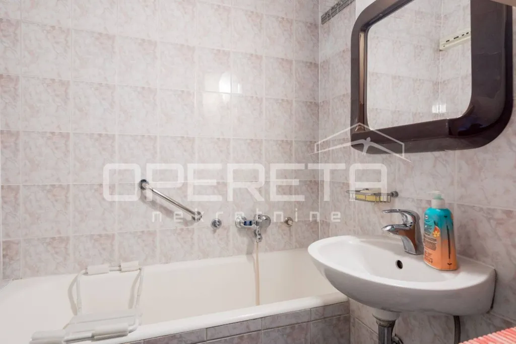 Vannitoad - Three-bedroom Apartment with Central Heating in Zagreb