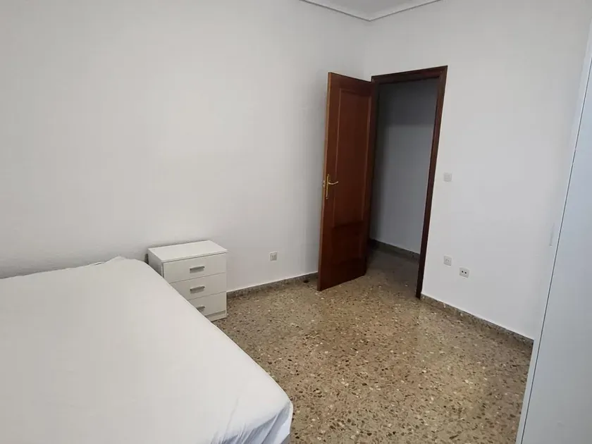 Dormitorios - Piso con balcón y ascensor en Albacete Centro