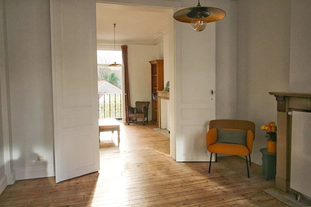 Esik - Duplex with Balcony in Saint Gilles