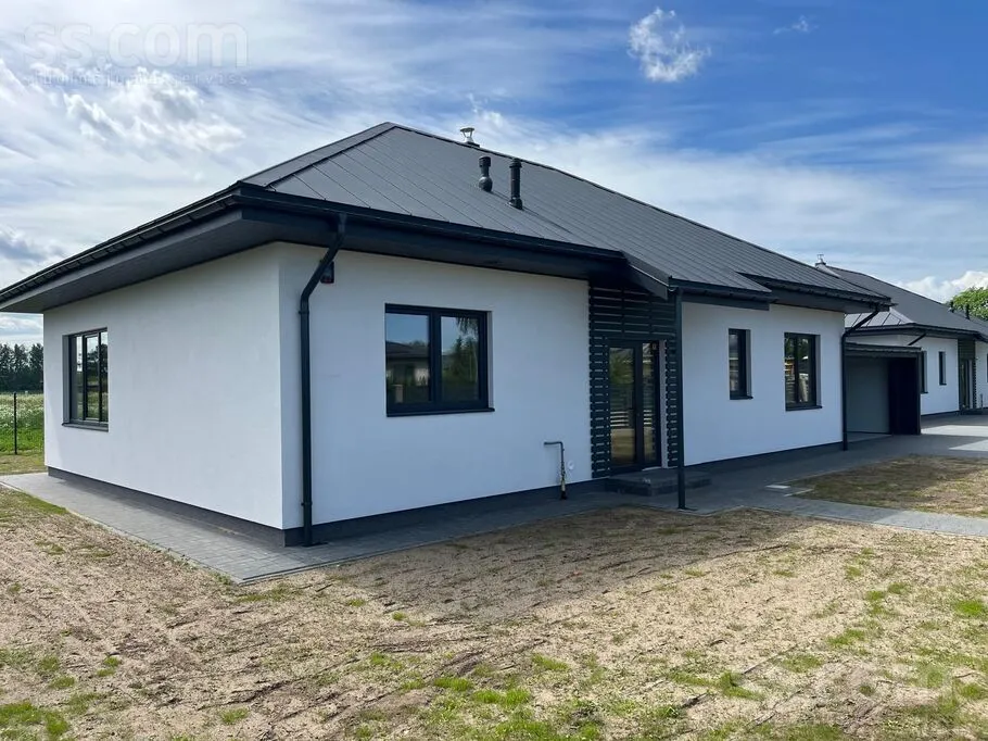 Esterno - Modern House with Garage in Mārupe