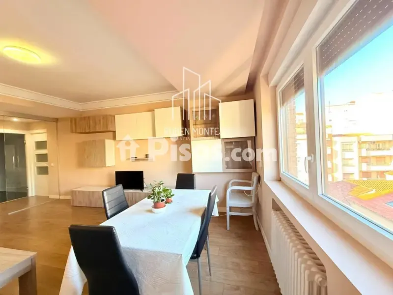 Söögituba - Student Flat with Balcony in Avenida de Mirat