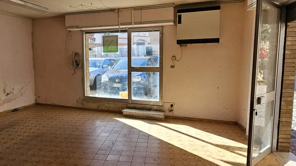 Stanze - Commercial Unit with Vitrine in Monte Urano