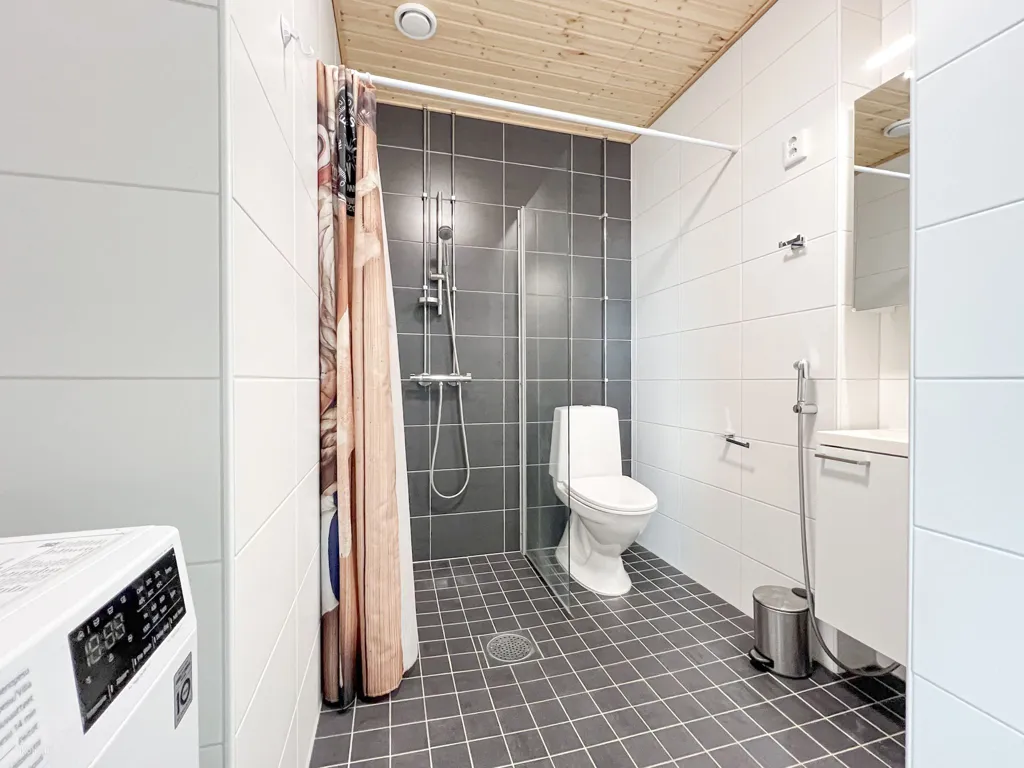 Salles de bain - Modern Corner Flat with Glass Balcony in Klaukkala