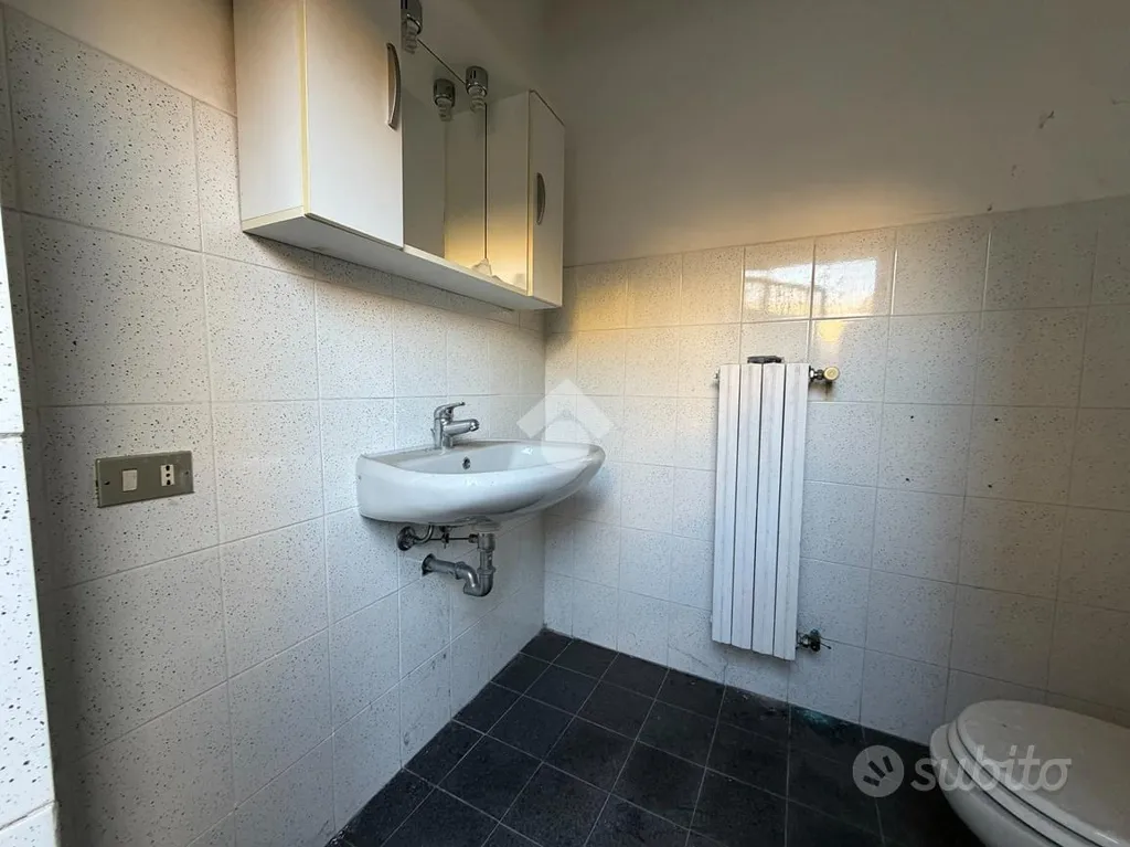 Vannitoad - Commercial Space for Conversion in Osio Sotto