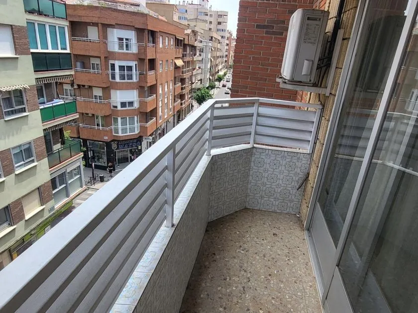 Balcón - Piso con balcón y ascensor en Albacete Centro