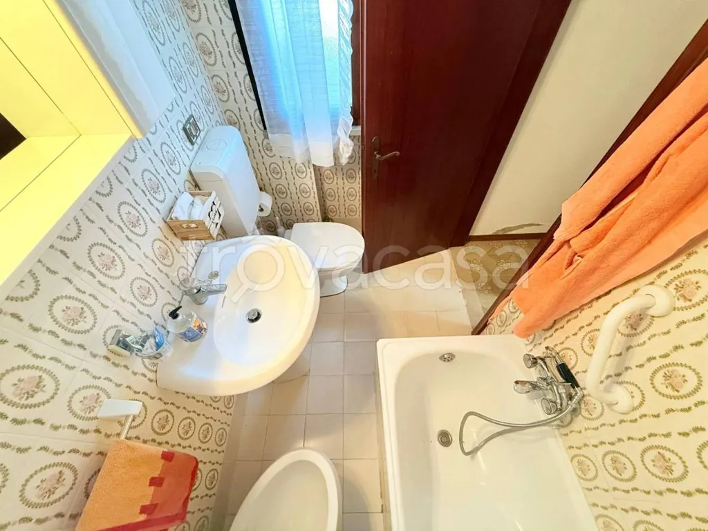 Bathrooms - Terraced House with Garden in Comacchio