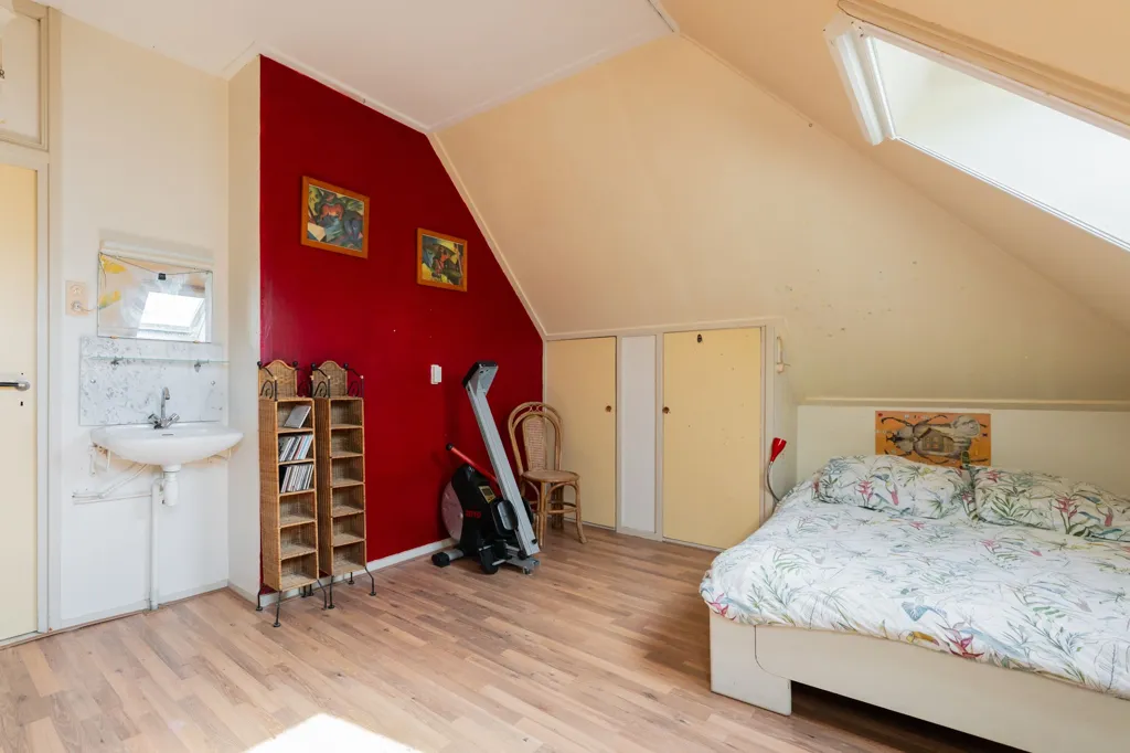 Magamistoad - Monumental House with Deep Garden in Assen