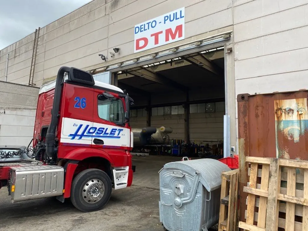 Buanderie - Magasin Industriel avec Porte Sectionnelle à Manage
