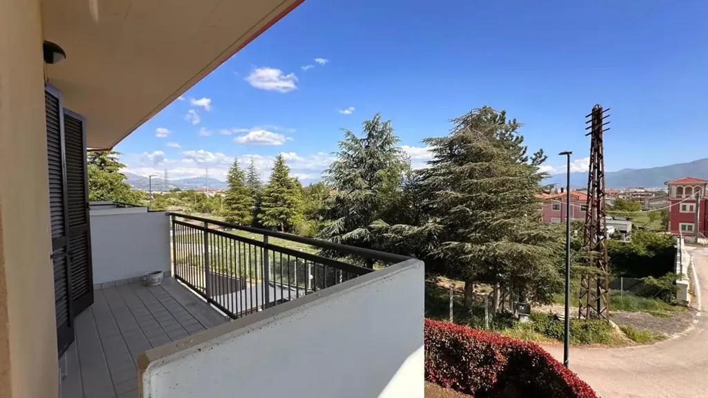 Rõdu - Twin-Storey Apartment with Balcony in Avezzano