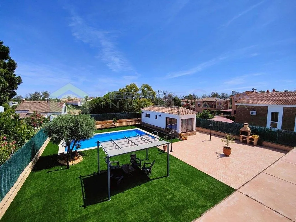 Piscine - Chalet with Pool and Terraces in Lepe